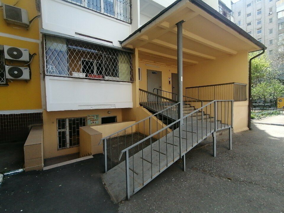 Вход в студию со двора: пандус и лестница у жёлтого дома